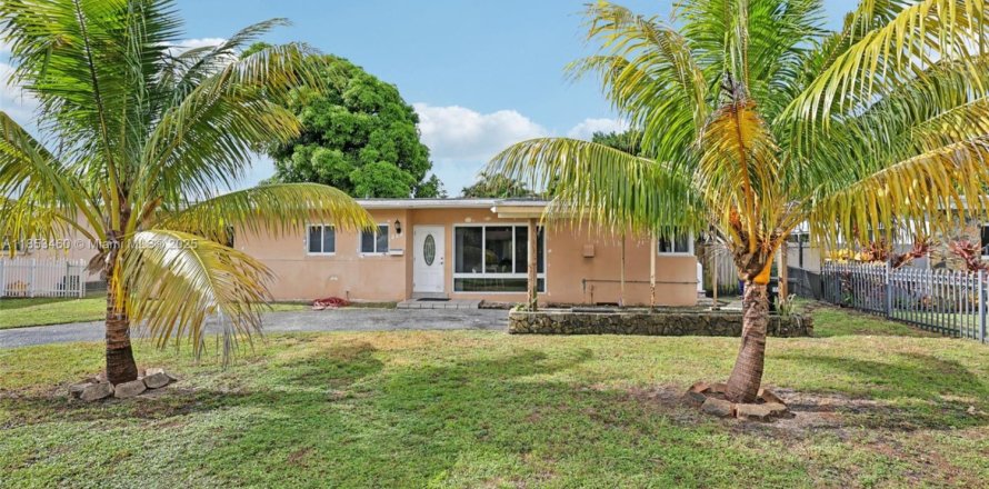 Casa en North Miami Beach, Florida 3 dormitorios, 147.34 m2 № 1880039