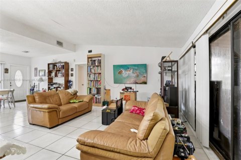 Casa en venta en North Miami Beach, Florida, 3 dormitorios, 147.34 m2 № 1880039 - foto 5