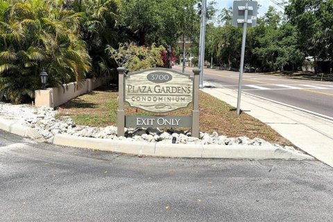 Condo in Sarasota, Florida, 2 bedrooms № 2201297 - photo 2