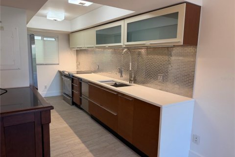 Condo in Sarasota, Florida, 2 bedrooms № 2201297 - photo 9