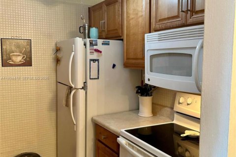 Condo in Miami, Florida, 1 bedroom  № 1992575 - photo 7