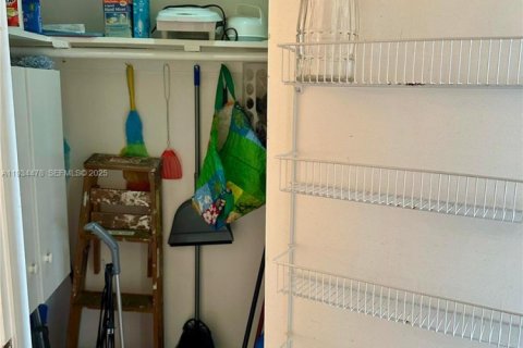 Condo in Miami, Florida, 1 bedroom  № 1992575 - photo 11