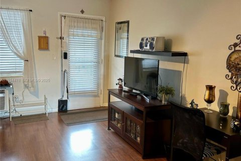 Condo in Miami, Florida, 1 bedroom  № 1992575 - photo 8
