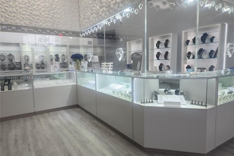 Купить коммерческую недвижимость в Майами-Гарденс, Флорида № 2063100 - фото 2