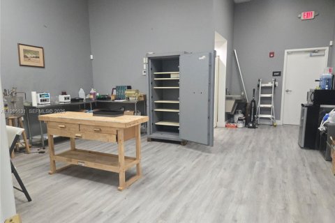 Купить коммерческую недвижимость в Майами-Гарденс, Флорида № 2063100 - фото 3