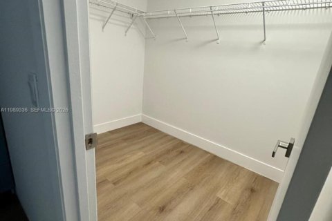 Touwnhouse à louer à Miami, Floride: 3 chambres, 175.59 m2 № 2051498 - photo 17