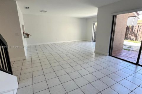 Touwnhouse à louer à Miami, Floride: 3 chambres, 175.59 m2 № 2051498 - photo 4