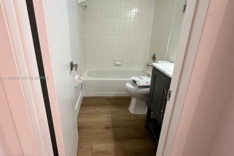 Touwnhouse à louer à Miami, Floride: 3 chambres, 175.59 m2 № 2051498 - photo 14