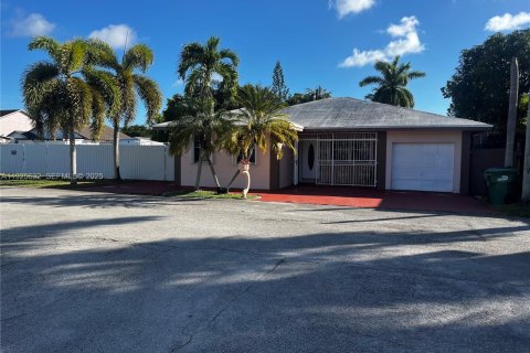 House in Homestead, Florida 3 bedrooms, 119.19 sq.m. № 1984279 - photo 2