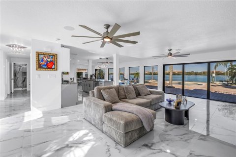 Villa ou maison à vendre à Madeira Beach, Floride: 4 chambres, 335.75 m2 № 2222450 - photo 13