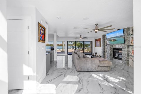 Villa ou maison à vendre à Madeira Beach, Floride: 4 chambres, 335.75 m2 № 2222450 - photo 11