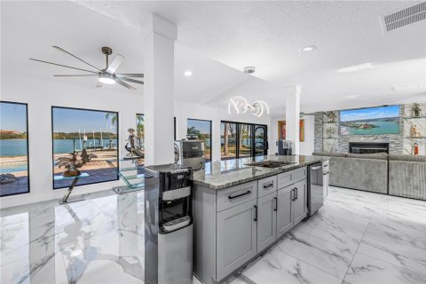 Villa ou maison à vendre à Madeira Beach, Floride: 4 chambres, 335.75 m2 № 2222450 - photo 21
