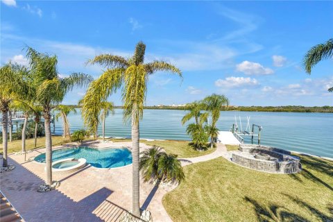 House in Madeira Beach, Florida 4 bedrooms, 335.75 sq.m. № 2222450