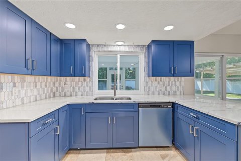 Villa ou maison à vendre à Crystal River, Floride: 2 chambres, 152.36 m2 № 2399160 - photo 4