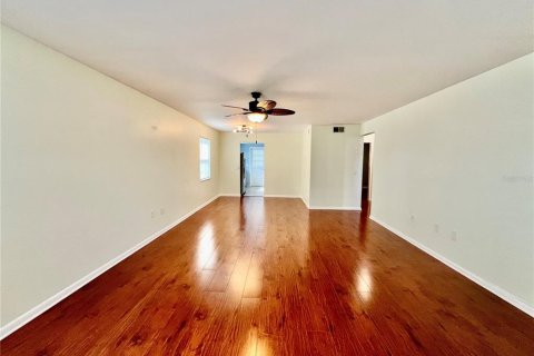 House in Saint Petersburg, Florida 2 bedrooms, 88.26 sq.m. № 2393950 - photo 5
