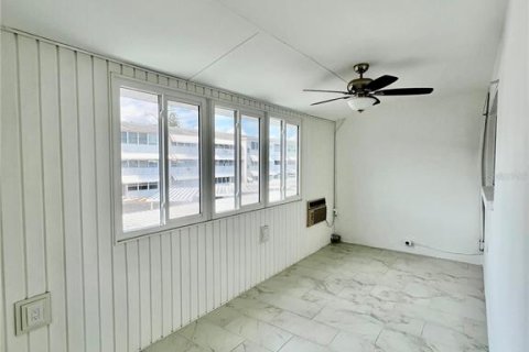 House in Saint Petersburg, Florida 2 bedrooms, 88.26 sq.m. № 2393950 - photo 13