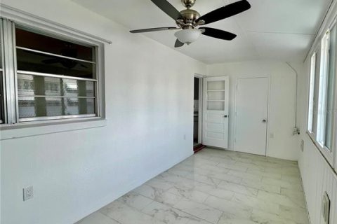 House in Saint Petersburg, Florida 2 bedrooms, 88.26 sq.m. № 2393950 - photo 14