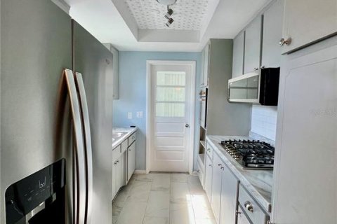 House in Saint Petersburg, Florida 2 bedrooms, 88.26 sq.m. № 2393950 - photo 9