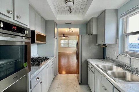 House in Saint Petersburg, Florida 2 bedrooms, 88.26 sq.m. № 2393950 - photo 12