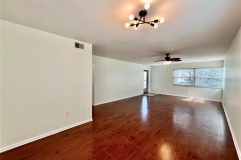 House in Saint Petersburg, Florida 2 bedrooms, 88.26 sq.m. № 2393950 - photo 8