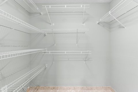 Condominio en venta en Surfside, Florida, 2 dormitorios, 118.64 m2 № 1947682 - foto 22