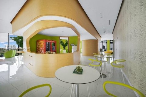 Copropriété à vendre à Miami, Floride: 3 chambres, 103.12 m2 № 1998762 - photo 26