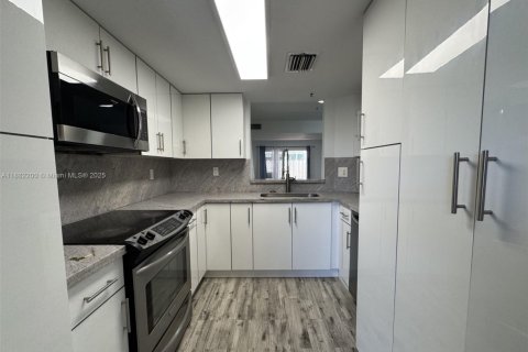 Adosado en alquiler en Miami, Florida, 3 dormitorios, 115.2 m2 № 1932212 - foto 8