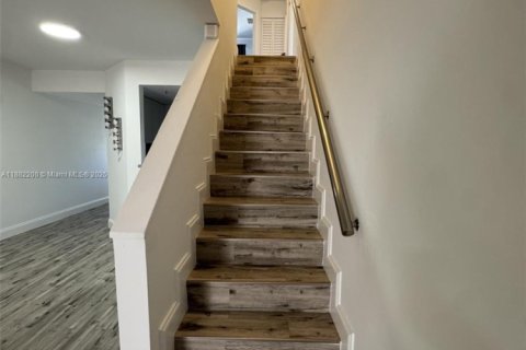 Adosado en alquiler en Miami, Florida, 3 dormitorios, 115.2 m2 № 1932212 - foto 15