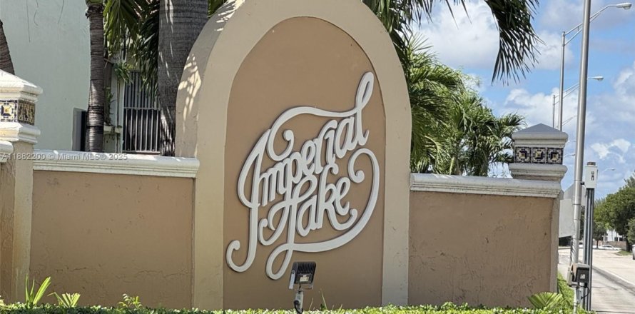 Adosado en Miami, Florida 3 dormitorios, 115.2 m2 № 1932212