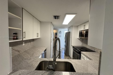 Adosado en alquiler en Miami, Florida, 3 dormitorios, 115.2 m2 № 1932212 - foto 11