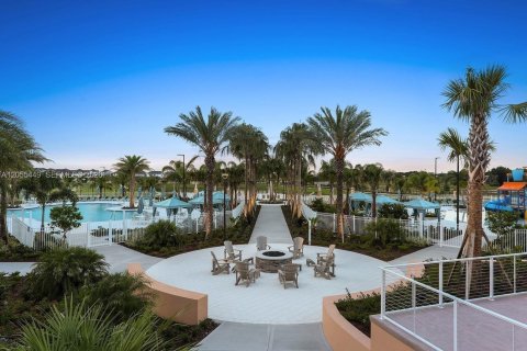 Adosado en venta en Kissimmee, Florida, 4 dormitorios, 194.17 m2 № 2172106 - foto 2