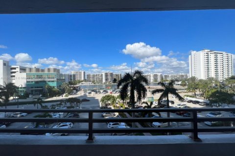 Copropriété à vendre à Hollywood, Floride: 2 chambres, 103.12 m2 № 1938212 - photo 1