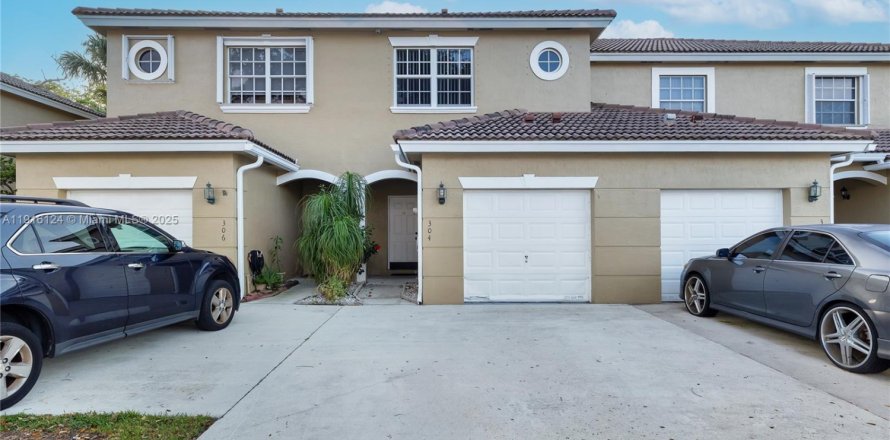 Townhouse in Pembroke Pines, Florida 3 bedrooms, 132.66 sq.m. № 1973654
