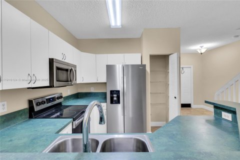 Townhouse in Pembroke Pines, Florida 3 bedrooms, 132.66 sq.m. № 1973654 - photo 6