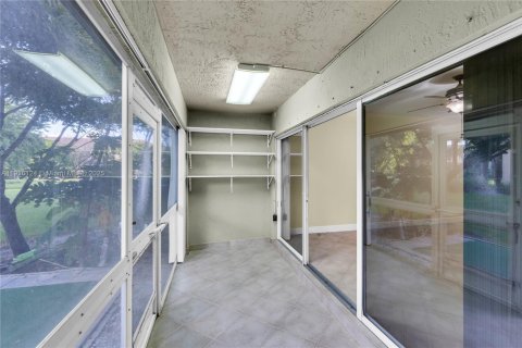 Townhouse in Pembroke Pines, Florida 3 bedrooms, 132.66 sq.m. № 1973654 - photo 16