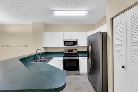 Townhouse in Pembroke Pines, Florida 3 bedrooms, 132.66 sq.m. № 1973654 - photo 3