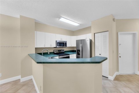 Townhouse in Pembroke Pines, Florida 3 bedrooms, 132.66 sq.m. № 1973654 - photo 4