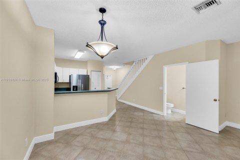 Townhouse in Pembroke Pines, Florida 3 bedrooms, 132.66 sq.m. № 1973654 - photo 10