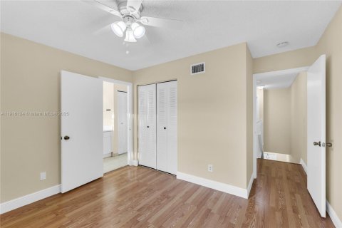 Townhouse in Pembroke Pines, Florida 3 bedrooms, 132.66 sq.m. № 1973654 - photo 27