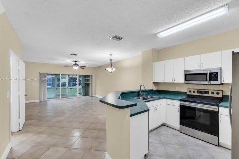 Townhouse in Pembroke Pines, Florida 3 bedrooms, 132.66 sq.m. № 1973654 - photo 2