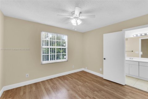 Townhouse in Pembroke Pines, Florida 3 bedrooms, 132.66 sq.m. № 1973654 - photo 25
