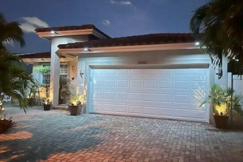 Villa ou maison à vendre à Fort Lauderdale, Floride: 4 chambres, 161.19 m2 № 2414187 - photo 2