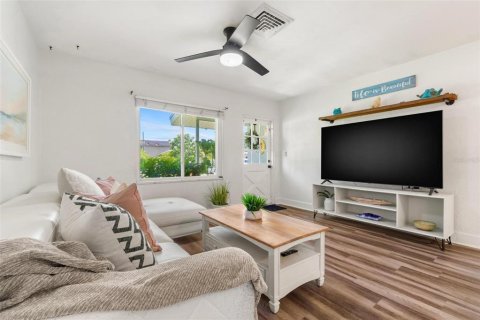 House in Seminole, Florida 2 bedrooms, 104.61 sq.m. № 1836898 - photo 4
