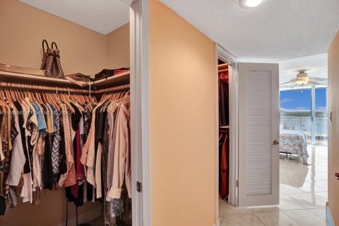 Condo in Aventura, Florida, 2 bedrooms  № 1938460 - photo 25
