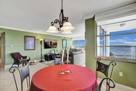 Condo in Aventura, Florida, 2 bedrooms  № 1938460 - photo 9