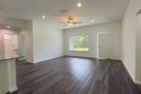 House in Ocklawaha, Florida 3 bedrooms, 122.91 sq.m. № 2211609 - photo 5