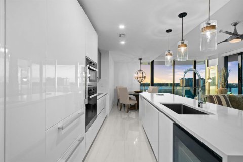 Condo in Pompano Beach, Florida, 2 bedrooms № 2243188 - photo 15