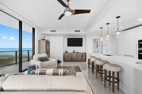 Condo in Pompano Beach, Florida, 2 bedrooms № 2243188 - photo 3