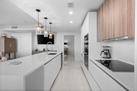 Condo in Pompano Beach, Florida, 2 bedrooms № 2243188 - photo 14
