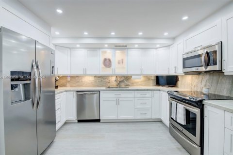 Copropriété à vendre à Hollywood, Floride: 2 chambres, 117.24 m2 № 2048759 - photo 17